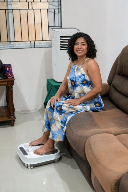 Guest experiencing the OlyLife TERA P90 at Twelftree Wellness Centre near Dumaguete